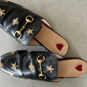 GUCCI Princetown - Black embroidered bee and star mules